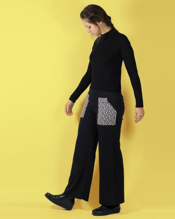 Conjunto de pantalón de punto de algodón con bolsillos con top negro.