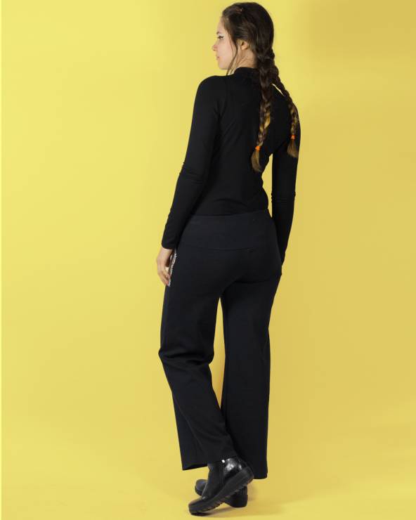 Conjunto de pantalón de punto de algodón con bolsillos con top negro.