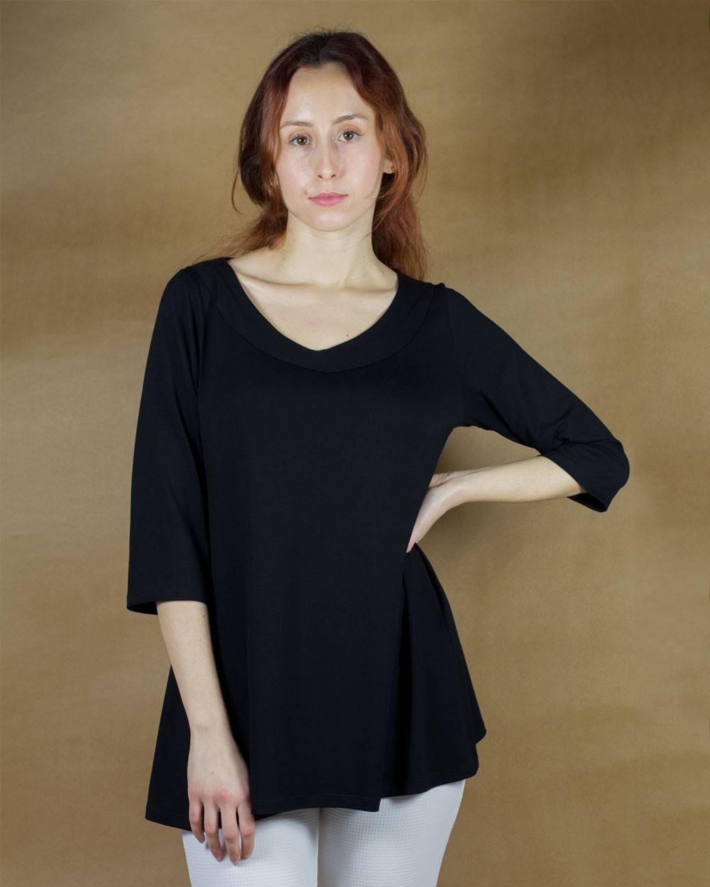 Blusa negra de escote en pico y manga francesa.