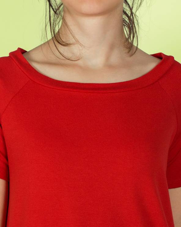 Camiseta roja de manga corta y cuello redondo