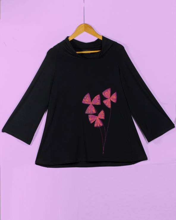 Blusa negra estampada de manga raglán larga y cuello bobo.