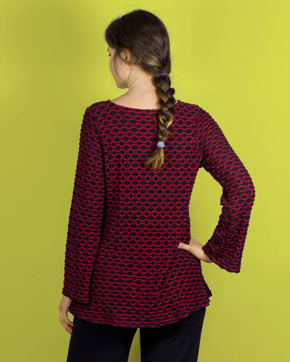 Blusa de punto con formas acampanadas y cuello redondo.