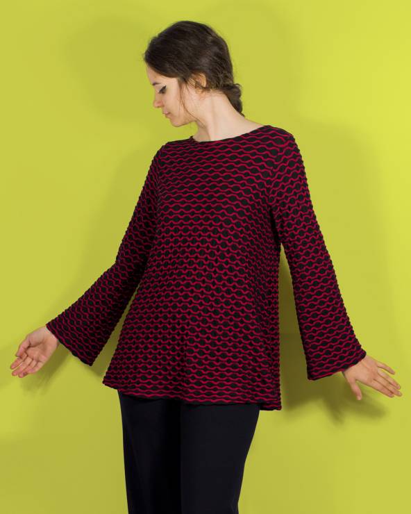 Blusa de punto con formas acampanadas y cuello redondo.